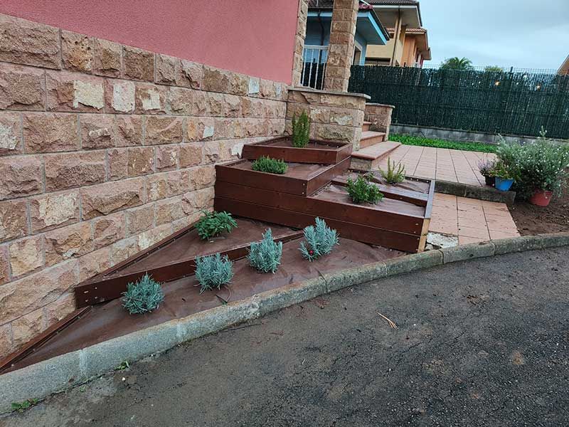 Jardín en macetas aterrazadas para casa unifamiliar