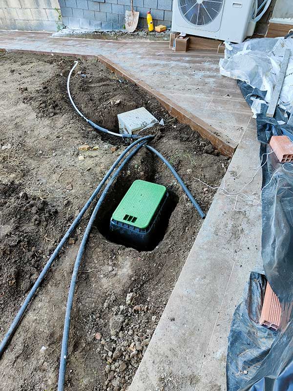 Arqueta para instalación de riego sobre suelo en jardín