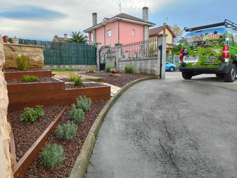 Jardín aterrazado de acceso a vivienda