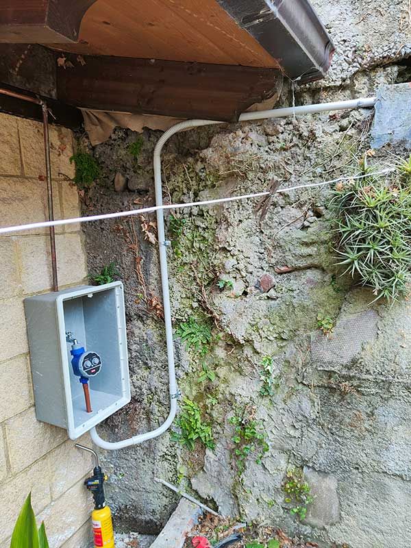 Cajetín de riego en jardín