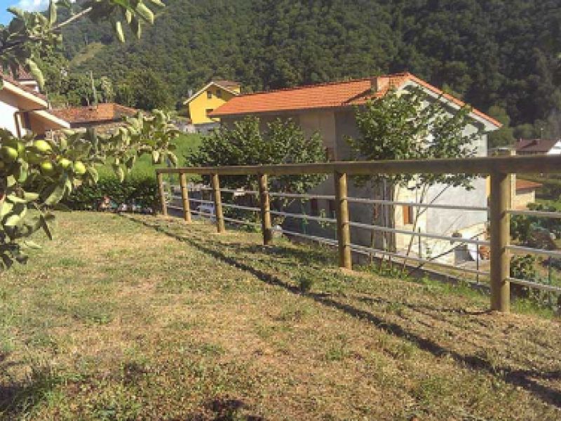 Cierre de finca rural con madera y maroma
