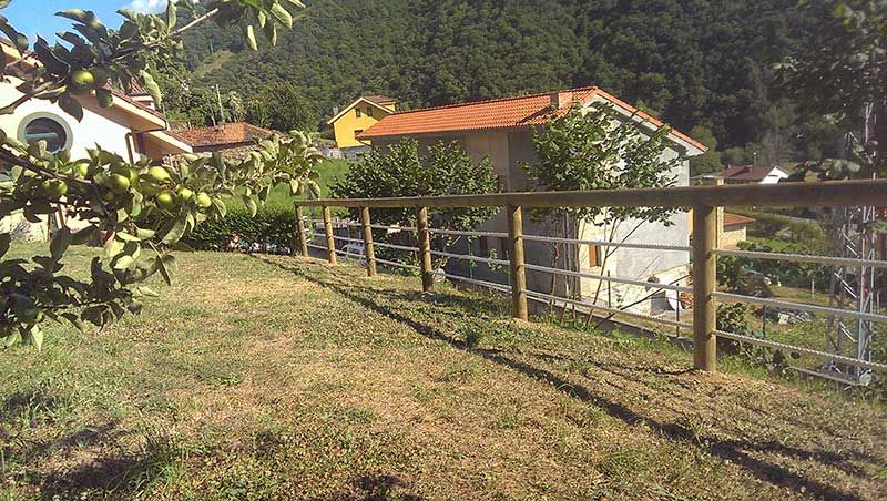 Cierre de finca rural con madera y maroma